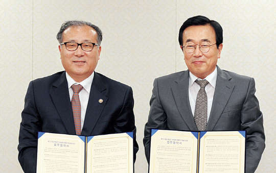 한정화 중소기업청장(왼쪽)과 서병수 부산광역시장이 지난 5일 중소기업 재도전 생태계 공동 조성을 위한 업무협약을 체결한 후 기념촬영을 하고 있다.    중기청 제공